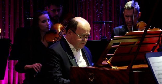 Filip Wojciechowski nie ukrywa, że z ogromną przyjemnością przyjął zaproszenie do kontynuacji cyklu Jazz z MACV i zmierzył się z dziełami Wolfganga Amadeusa Mozarta. Jego zdaniem twórczość tego wybitnego kompozytora jest tak wyjątkowa i ponadczasowa, że mimo upływu lat nadal zachwyca, inspiruje oraz otwiera przestrzeń dla kreatywności i indywidualnej ekspresji. Melomani, którzy w ostatni weekend listopada przybyli do Warszawskiej Opery Kameralnej, mieli niepowtarzalną okazję przenieść się do czasów klasycyzmu  i posłuchać dwóch jego arcydzieł w nowym wydaniu. Z okazji premiery kolejnej odsłony tego projektu pianista zasiadł przy historycznym fortepianie z 1830 roku.